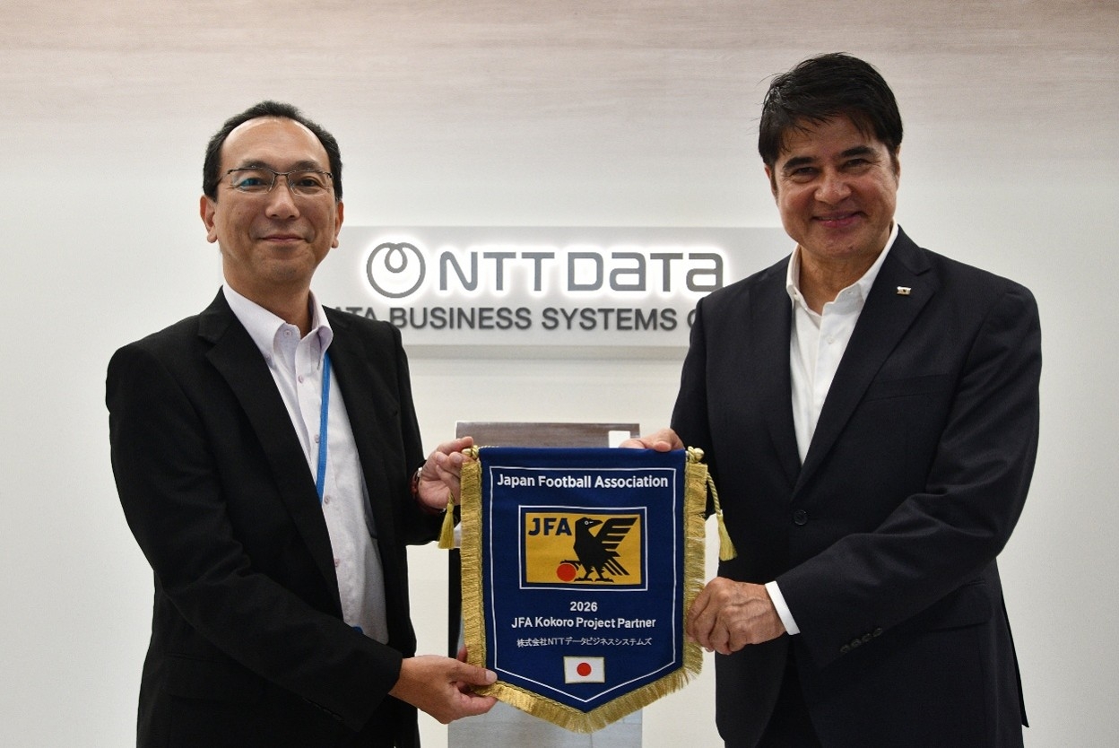 NTTデータビジネスシステムズ 代表取締役社長 福西 克文（左）とJFAこころのプロジェクト アンバサダー 永島 昭浩氏（右）